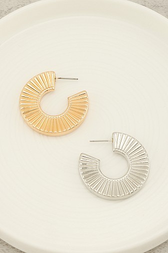 SUNBURST TEXTURED ''C'' SHAPE HOOP EARRING