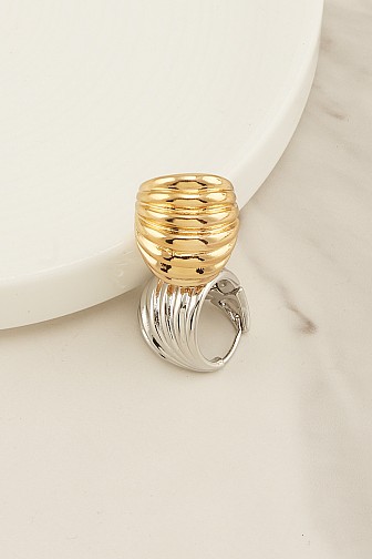 RIBBED DOME HUGGIE HOOP EARRING